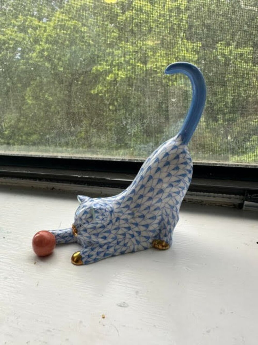 Herend Fishnet - Cat playing with Ball